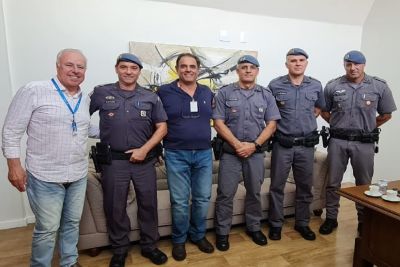 Comandante do 38° Batalhão da Polícia Militar visita a Santa Casa de São Carlos