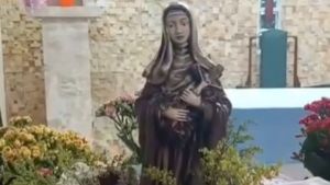 Devotos de Santa Terezinha são convidados a levar rosas para missa em São Carlos