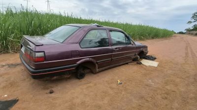 Veículo depenado é encontrado em mata nos fundos do Velório Municipal de Ibaté