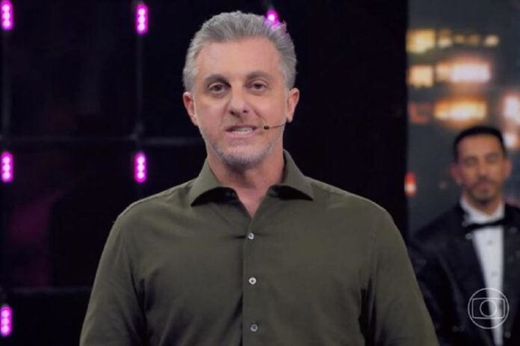 Luciano Huck quebra protocolo da Globo e cita novelas da Record durante o ‘Domingão’