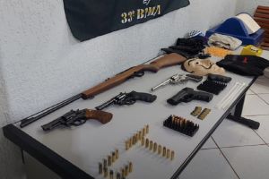 Operação Ferrolho: polícia prende casal com três revólveres e rifle em operação em Barretos