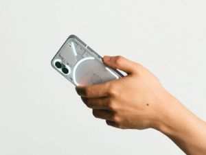 Celular Nothing Phone quer brigar com Apple e bater iPhone