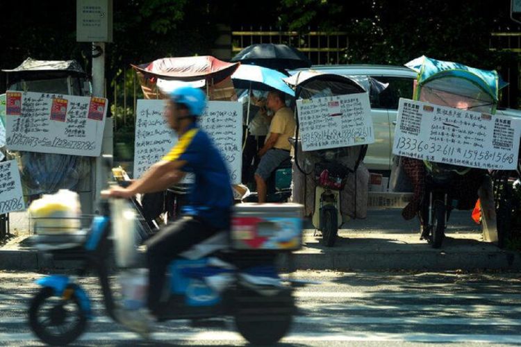 China tenta impulsionar sua economia em dificuldades com maior pacote de estímulos desde a pandemia