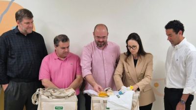 Unimed São Carlos entrega 100 kits de maternidade ao Fundo Social de Solidariedade