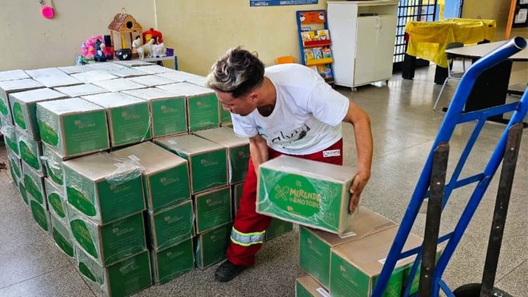Merenda o Ano Todo: kits são entregues nas escolas para distribuição aos alunos