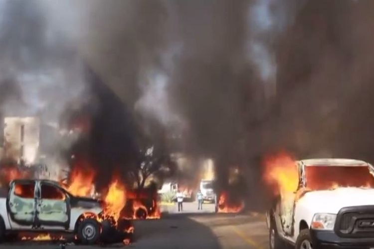 Manifestantes incendeiam 12 carros e edifício do governo no México