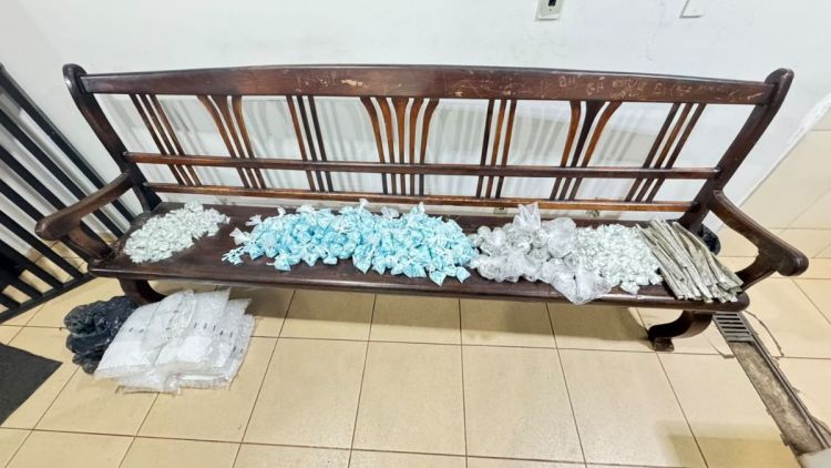 Denúncia de drogas em kitnet leva à apreensão de cocaína, maconha e outras substâncias em São Carlos
