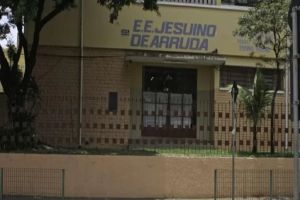 Aluno é agredido na frente da escola Jesuíno de Arruda