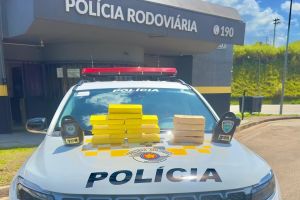 PM Rodoviária encontra cocaína em assentos de ônibus e prende três por tráfico internacional
