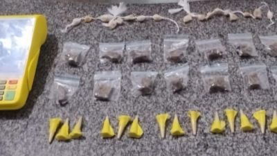 GCM apreende drogas prontas para venda após fuga de suspeito em praça de Ibaté