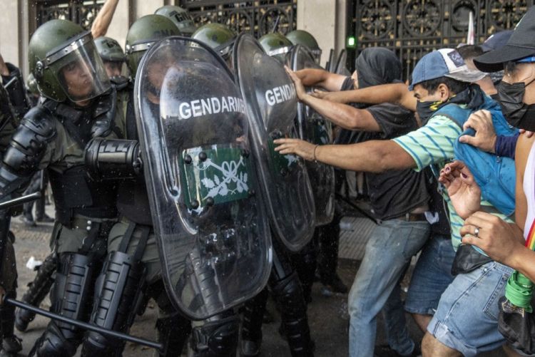 Protestos contra &#039;lei ônibus&#039; de Milei têm novo confronto na Argentina