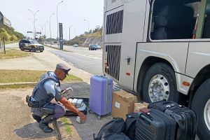 PM encontra menor com tijolos de maconha escondidos em ônibus