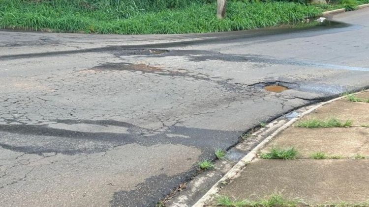 Vereador Moisés Lazarine acompanha reclamações de moradores sobre alagamentos no Jardim Nova Santa Paula