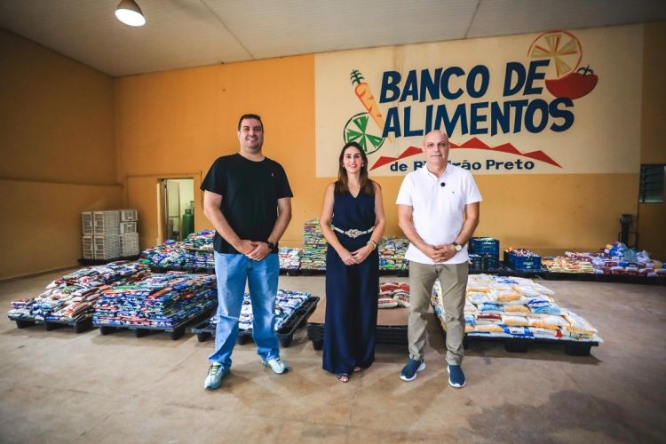 Bloco Califórnia entrega três toneladas de alimentos ao Fundo Social de Solidariedade