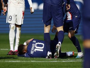 Neymar lamenta lesão, mostra tratamento e recebe apoio de Mbappé