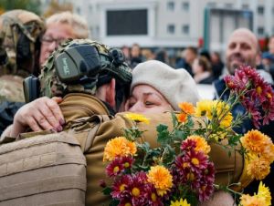 Mulher abraça soldado ucraniano em Kherson, recém-libertada das tropas russas, em 12 de novembro de 2022 © -