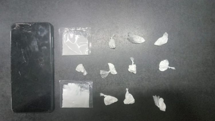 Polícia Militar a prender homem por tráfico de drogas em Itirapina