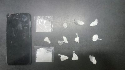 Polícia Militar a prender homem por tráfico de drogas em Itirapina