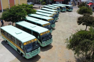 Alunos da zona rural ganham 15 novos micro-ônibus para o transporte escolar