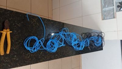 Suspeito é flagrado com fios furtados após denúncia de furto em residência