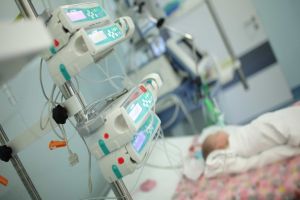 Espanha: Menina com doença incurável vive em hospital após ser abandonada