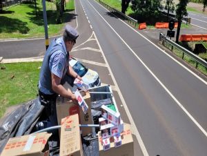 Polícia Militar Rodoviária apreende carreta com 400 mil cigarros contrabandeados do Paraguai