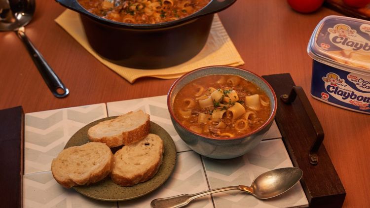Receita de Sopa Cremosa de Batata com Carne Desfiada e Macarrão para os dias frios
