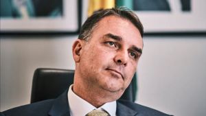 Flávio Bolsonaro critica Dino por investigar 'farra com dinheiro público'