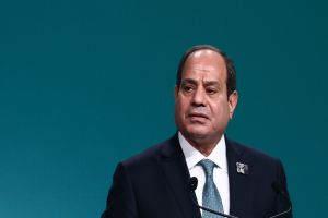 Ditador do Egito é reeleito em pleito de fachada