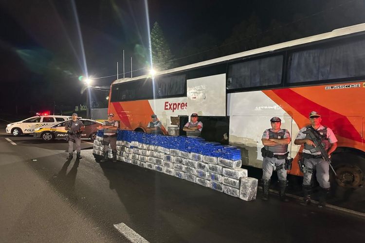 Trio é preso com 1,5 tonelada de maconha em ônibus de viagem