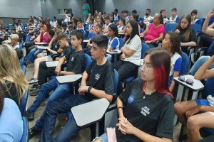 81 alunos são empossados como integrantes do grêmio estudantil da rede municipal de ensino