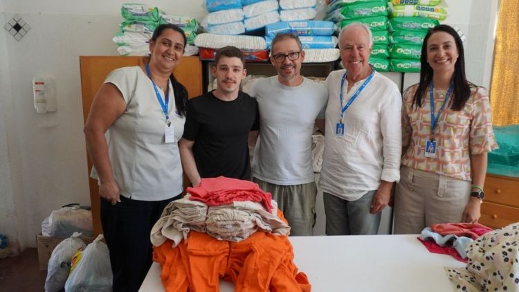 Grupo de voluntárias da Maternidade recebe doação de roupas infantis da Fraternidade sem Fronteiras