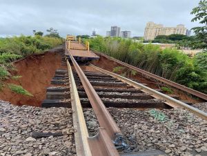 Linha férrea desmorona na região do Sesc