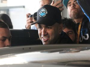 Luan chega a Porto Alegre para assinar com o Grêmio e é recebido com festa pela torcida