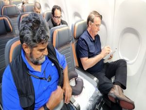 Avião com Bolsonaro pousa com esquema de segurança reforçado e apoiadores no aeroporto