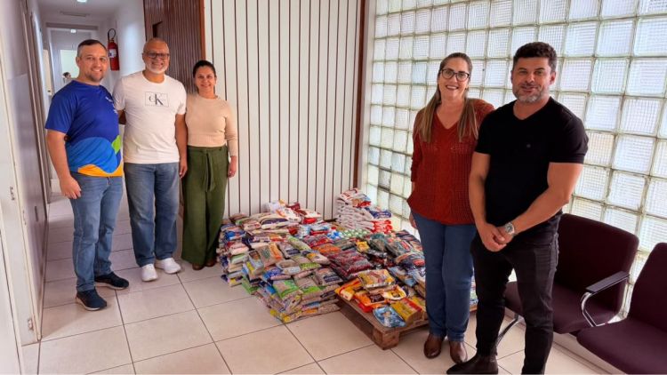 Fundo Social entrega 330 quilos de alimentos à APAE arrecadados na Corrida do Bem