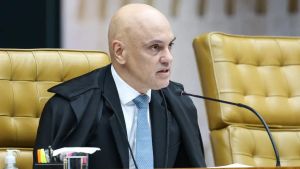 Moraes determina emissão de mandado de prisão contra Eduardo Bolsonaro
