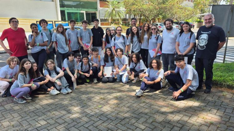 Alunos do “Colégio Equipe” (SP) Campus USP de São Carlos  e participam de aulas no Instituto de Física
