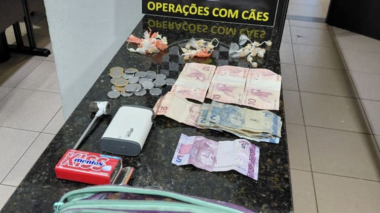 Equipe do Canil flagra comércio de crack e mulher acaba presa em São Carlos