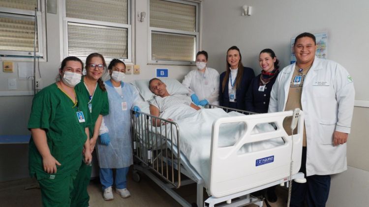 Paciente recebe cuidado especial com corte de cabelo