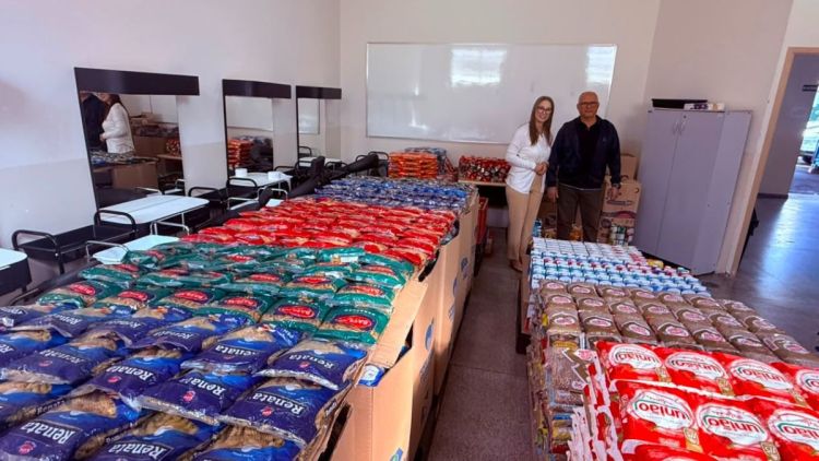 Fundo Social recebe doação de 6 toneladas de alimentos do Colégio Adventista