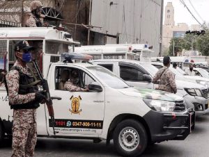 Ficheiro - Imagem do ficheiro dos agentes da polícia paquistanesa destacados em Karachi. - -/PPI via ZUMA Wire/dpa