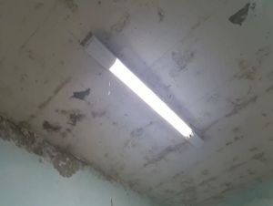 Goteiras em telhado de escola deixam salas de aula alagadas em São Carlos